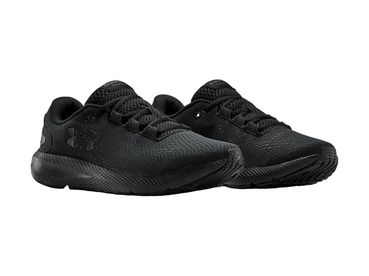 Tenis deportivos Under Armour color negro con suela negra y detalles minimalistas.