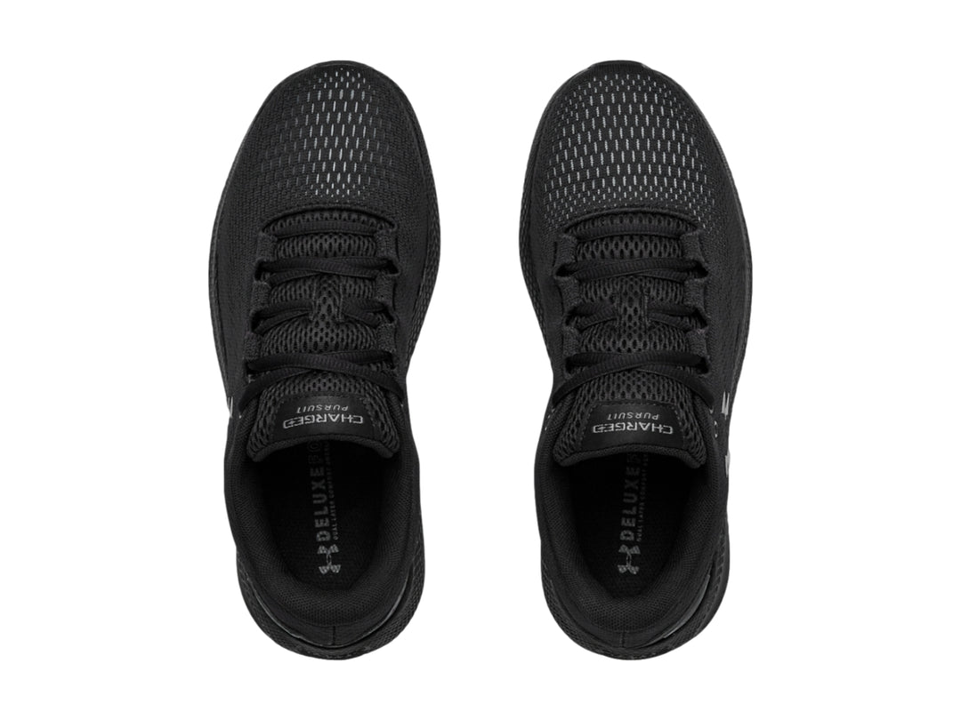 Tenis deportivos Under Armour color negro con suela negra y detalles minimalistas.