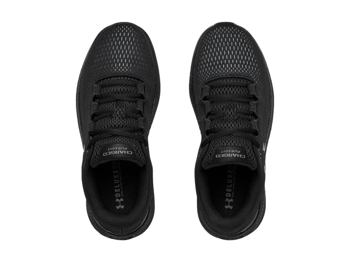 Tenis deportivos Under Armour color negro con suela negra y detalles minimalistas.