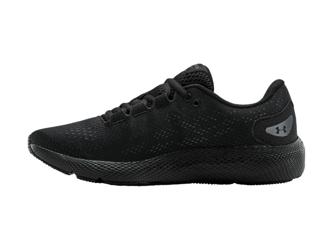 Tenis deportivos Under Armour color negro con suela negra y detalles minimalistas.