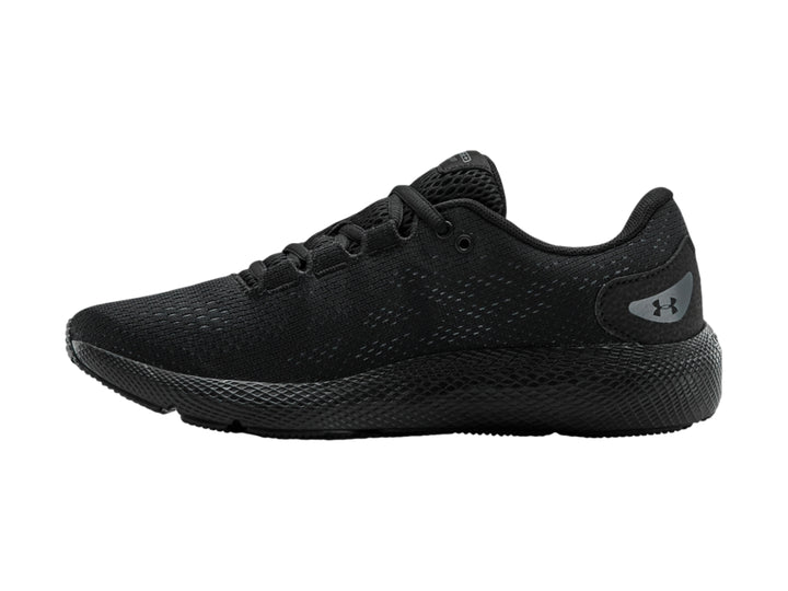 Tenis deportivos Under Armour color negro con suela negra y detalles minimalistas.