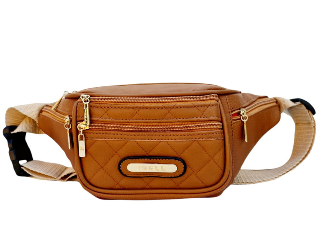 Cangurera color camel con diseño acolchado, detalles dorados y correa ajustable beige.