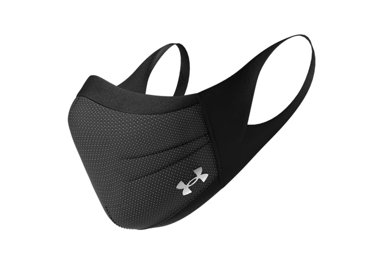 Cubrebocas deportivo Under Armour de color negro con textura perforada y ajuste ergonómico.
