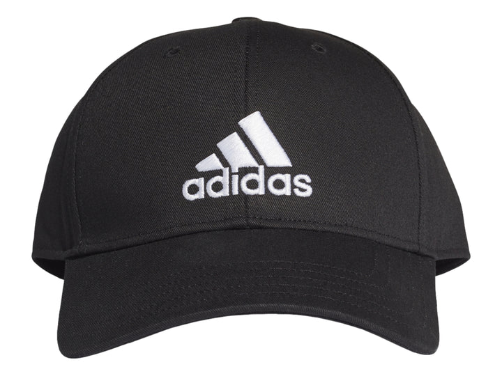Gorra de béisbol color negro con logotipo de Adidas en color blanco en el frente.