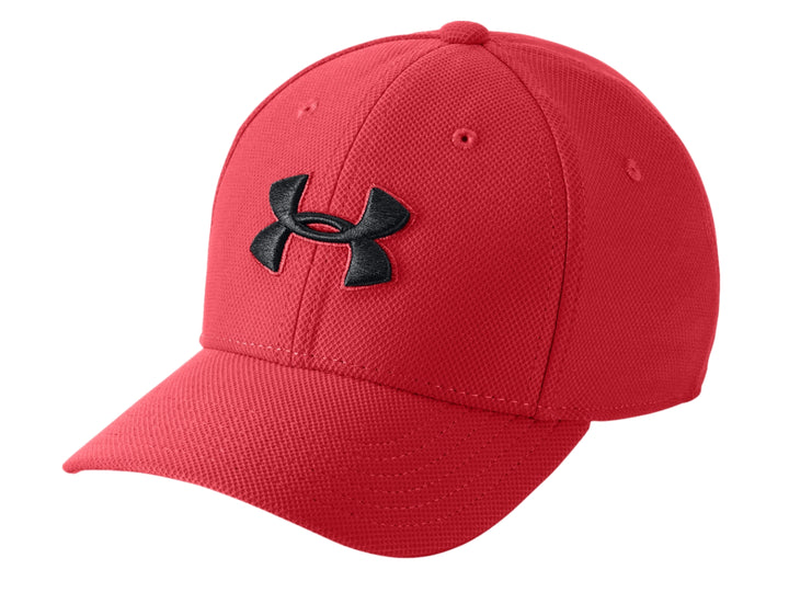 Gorra deportiva roja de Under Armour para niño con logotipo negro frontal.