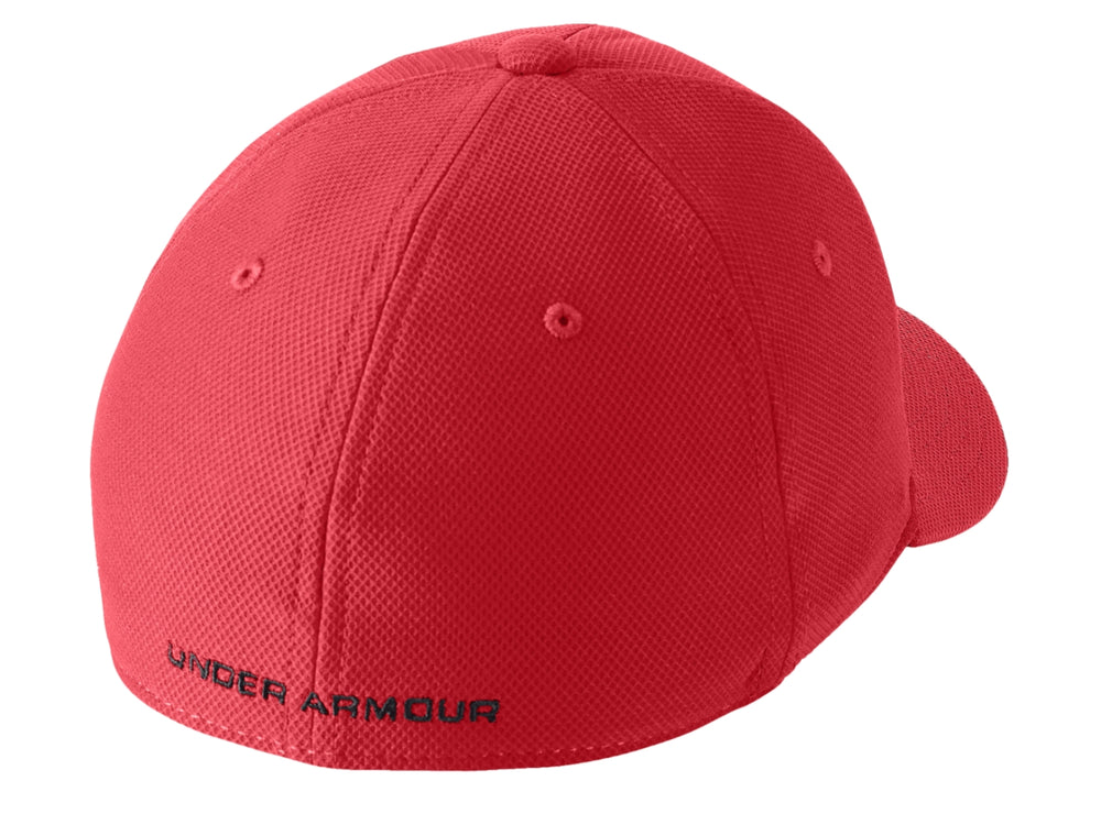 Gorra deportiva roja de Under Armour para niño con logotipo negro frontal.