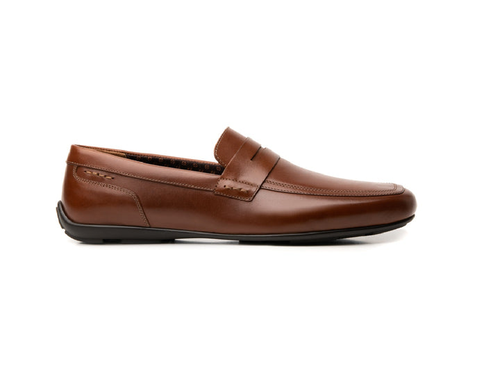 Zapato mocasín Flexi Soho para hombre en color tan con suela negra.
