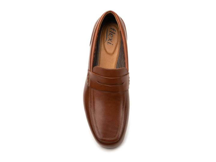 Zapato mocasín Flexi Soho para hombre en color tan con suela negra.