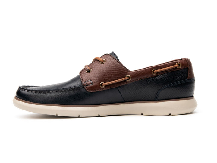 Zapato náutico Flexi para hombre en color azul marino y café con suela blanca.