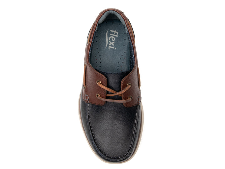 Zapato náutico Flexi para hombre en color azul marino y café con suela blanca.