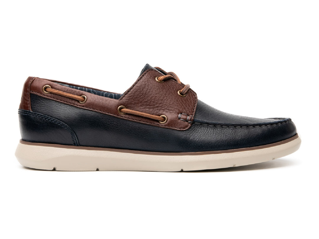 Zapato náutico Flexi para hombre en color azul marino y café con suela blanca.