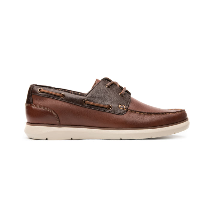 Zapato náutico Flexi para hombre en cuero color marrón con suela blanca.