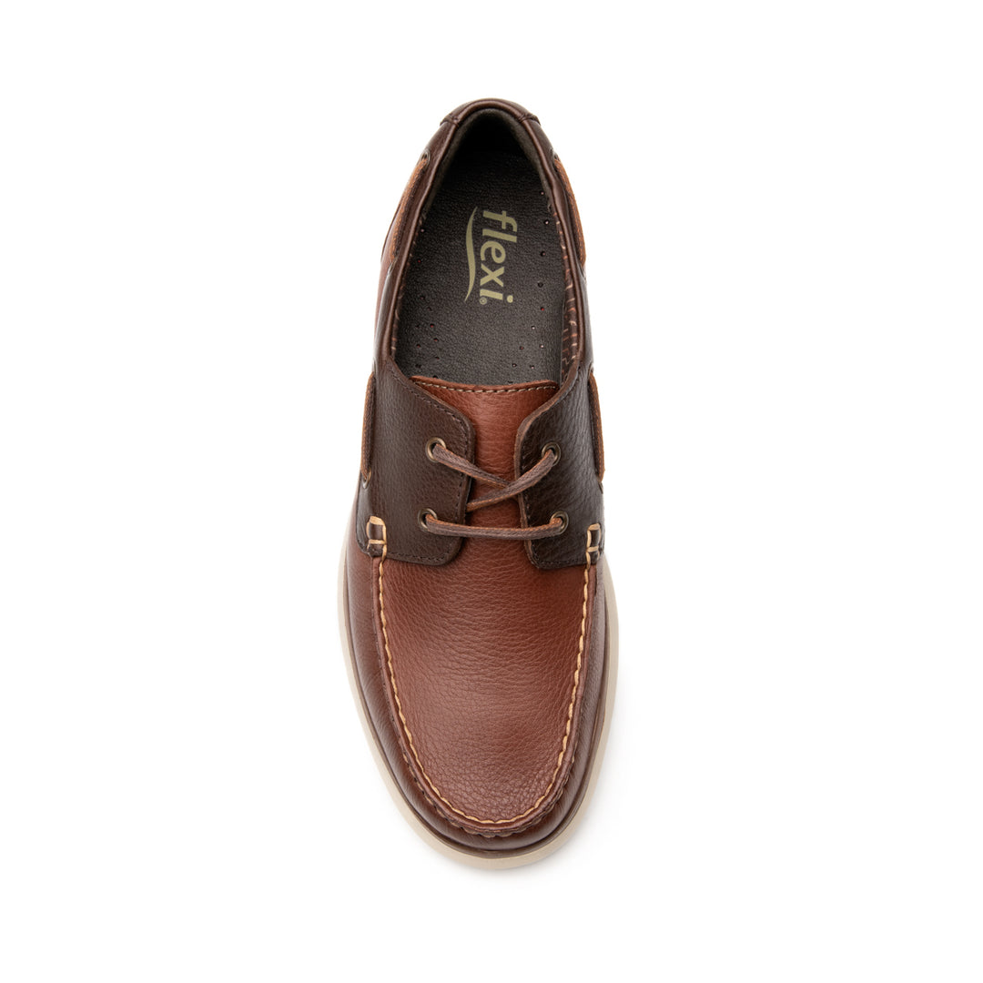Zapato náutico Flexi para hombre en cuero color marrón con suela blanca.