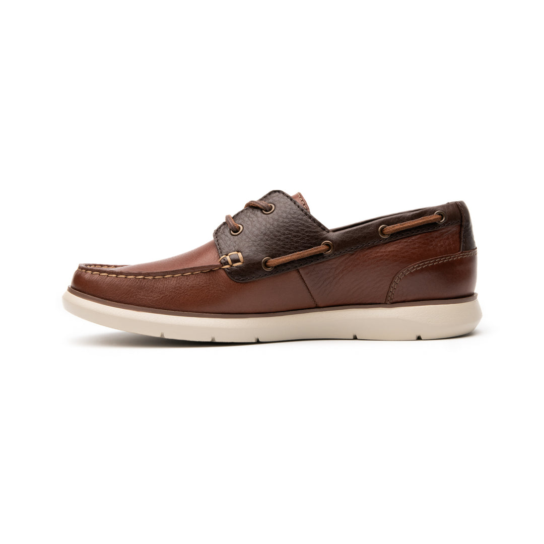 Zapato náutico Flexi para hombre en cuero color marrón con suela blanca.