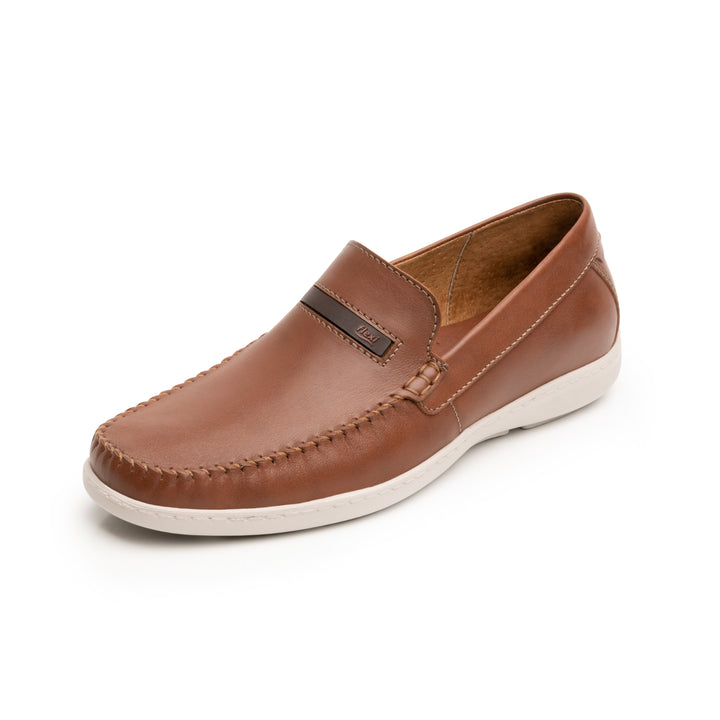 Zapato Flexi para hombre color tan, estilo mocasín con suela blanca y costuras decorativas.