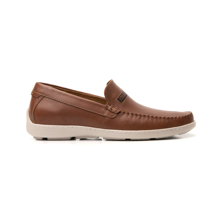 Zapato Flexi para hombre color tan, estilo mocasín con suela blanca y costuras decorativas.