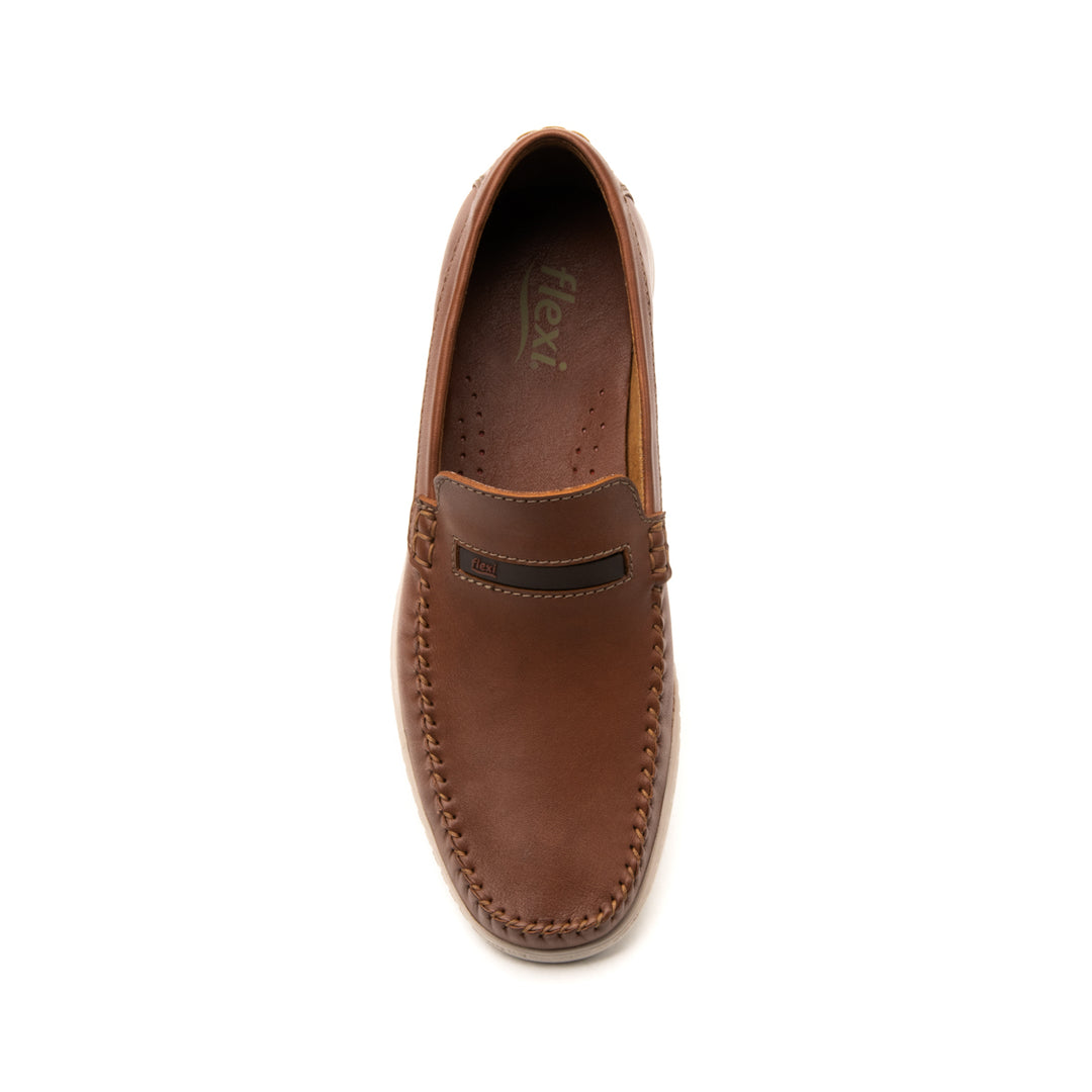 Zapato Flexi para hombre color tan, estilo mocasín con suela blanca y costuras decorativas.