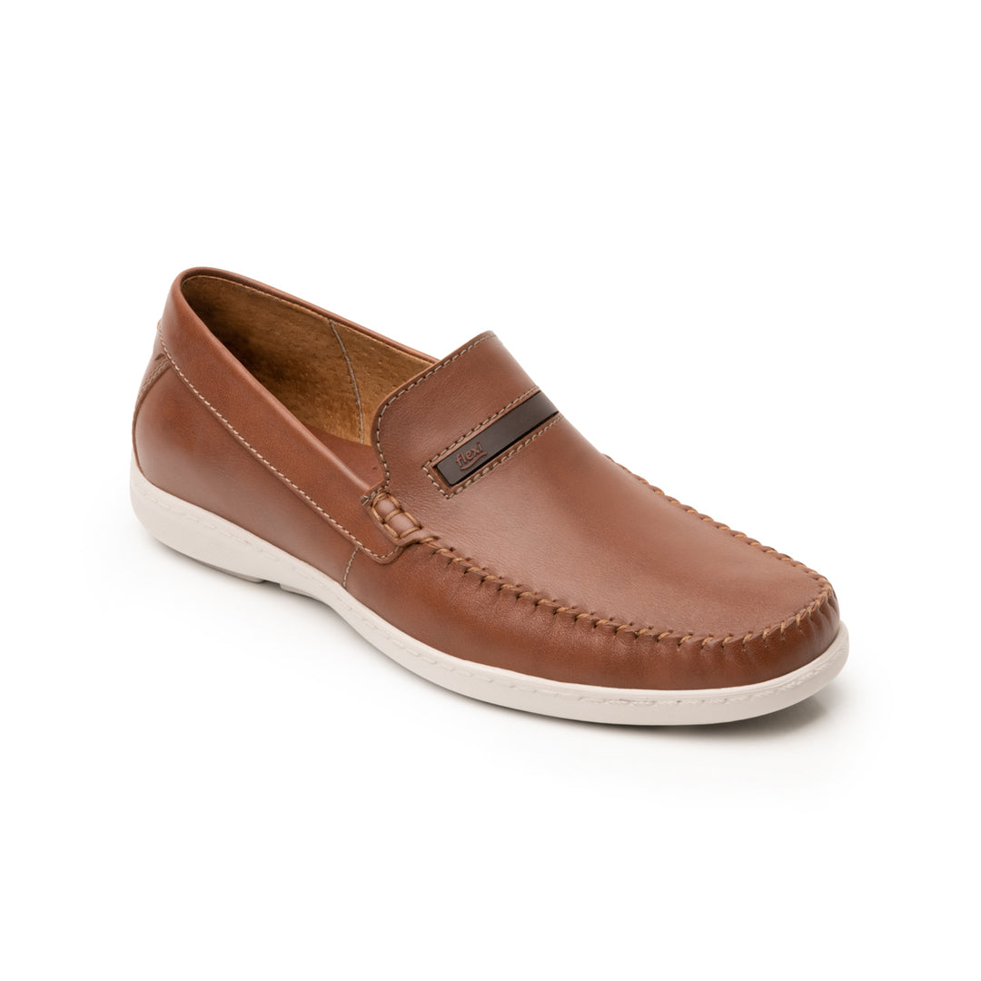 Zapato Flexi para hombre color tan, estilo mocasín con suela blanca y costuras decorativas.