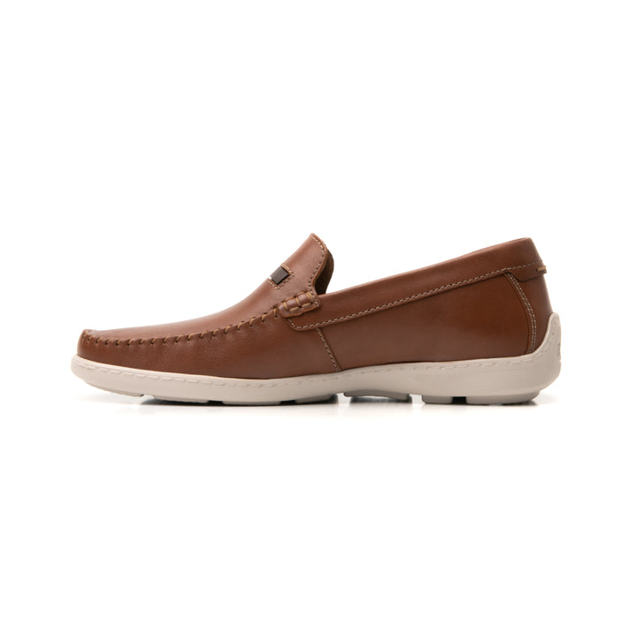 Zapato Flexi para hombre color tan, estilo mocasín con suela blanca y costuras decorativas.
