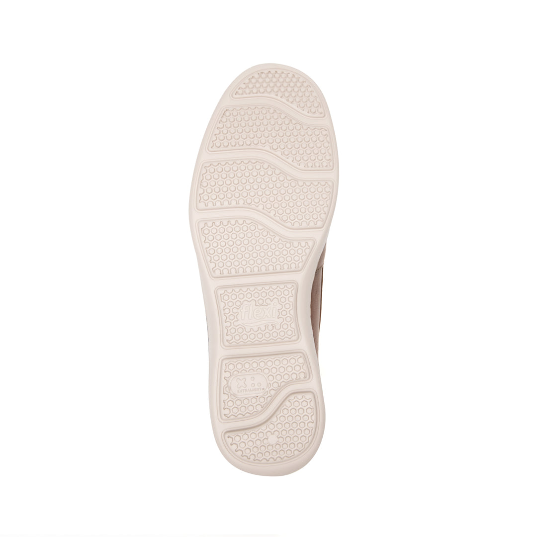 Zapato Flexi para hombre color tan, estilo mocasín con suela blanca y costuras decorativas.