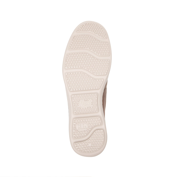 Zapato Flexi para hombre color tan, estilo mocasín con suela blanca y costuras decorativas.