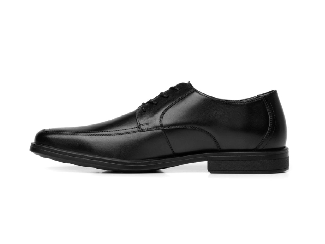 Zapato formal Flexi para hombre en color negro, material de cuero con cordones.