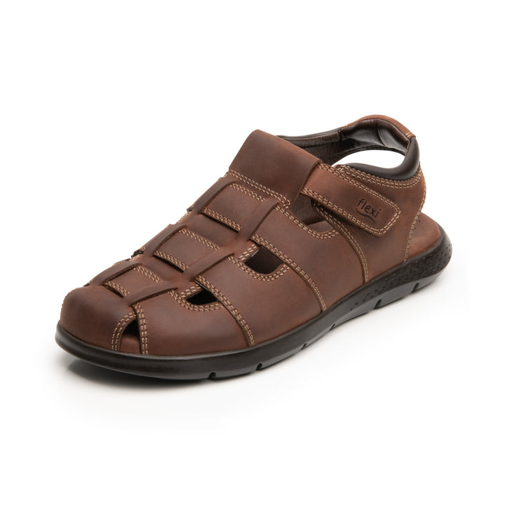 Sandalia Flexi Odin para hombre en color marrón, fabricada en cuero con diseño cerrado y suela oscura.