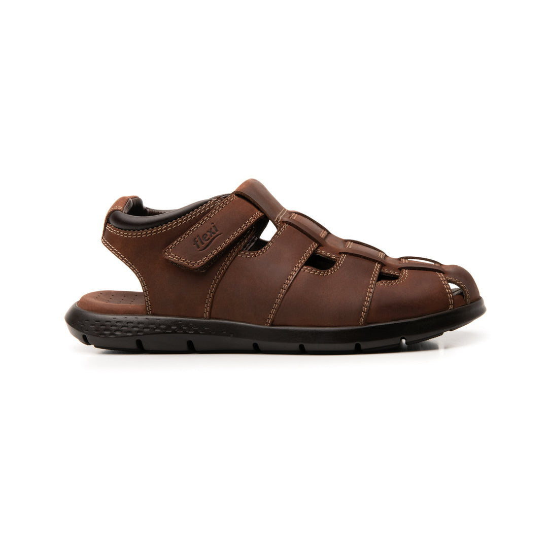 Sandalia Flexi Odin para hombre en color marrón, fabricada en cuero con diseño cerrado y suela oscura.