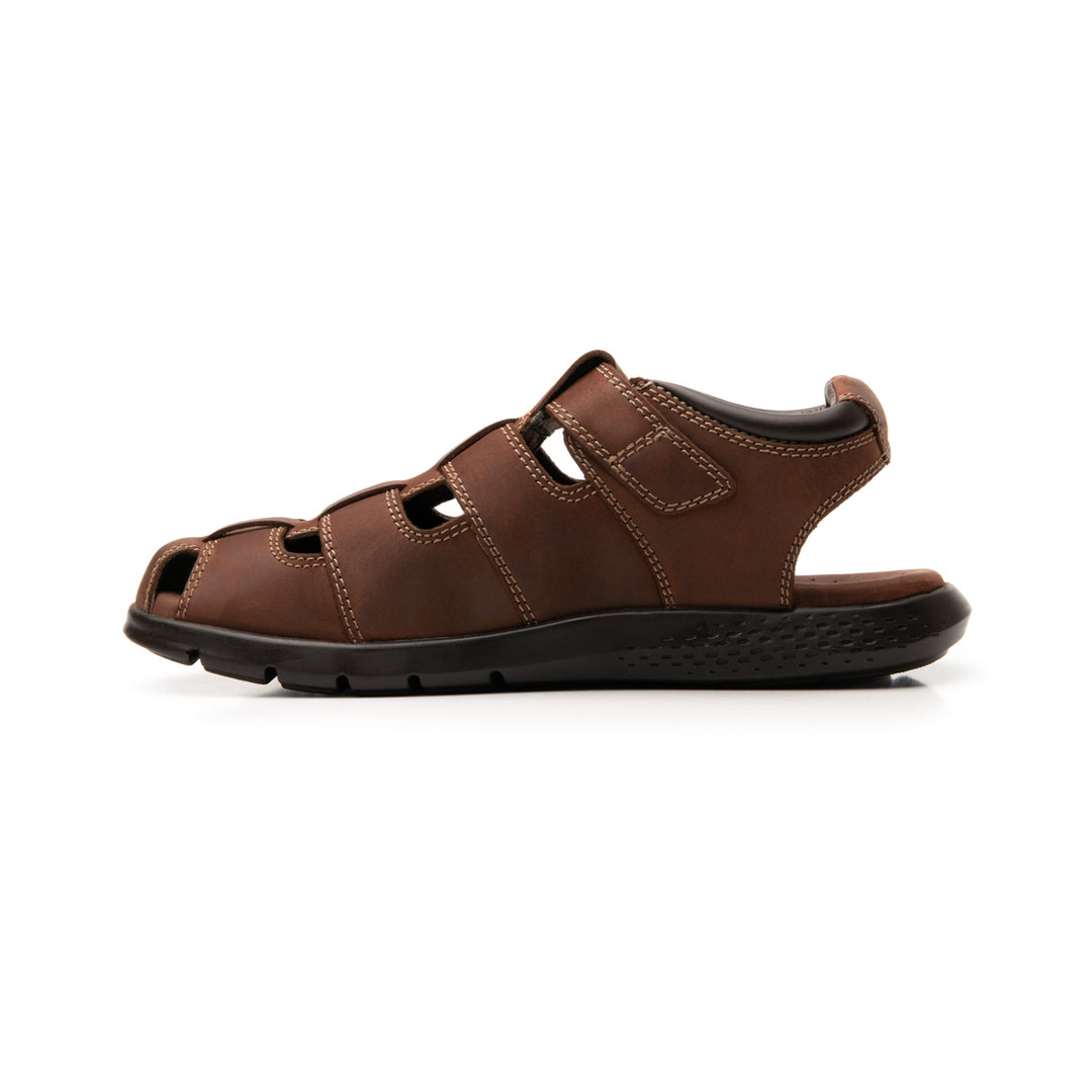Sandalia Flexi Odin para hombre en color marrón, fabricada en cuero con diseño cerrado y suela oscura.