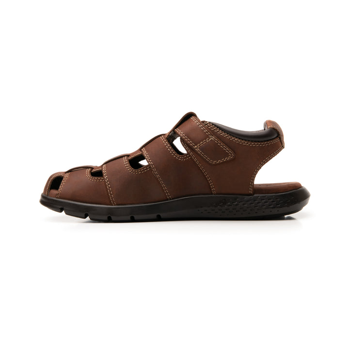 Sandalia Flexi Odin para hombre en color marrón, fabricada en cuero con diseño cerrado y suela oscura.