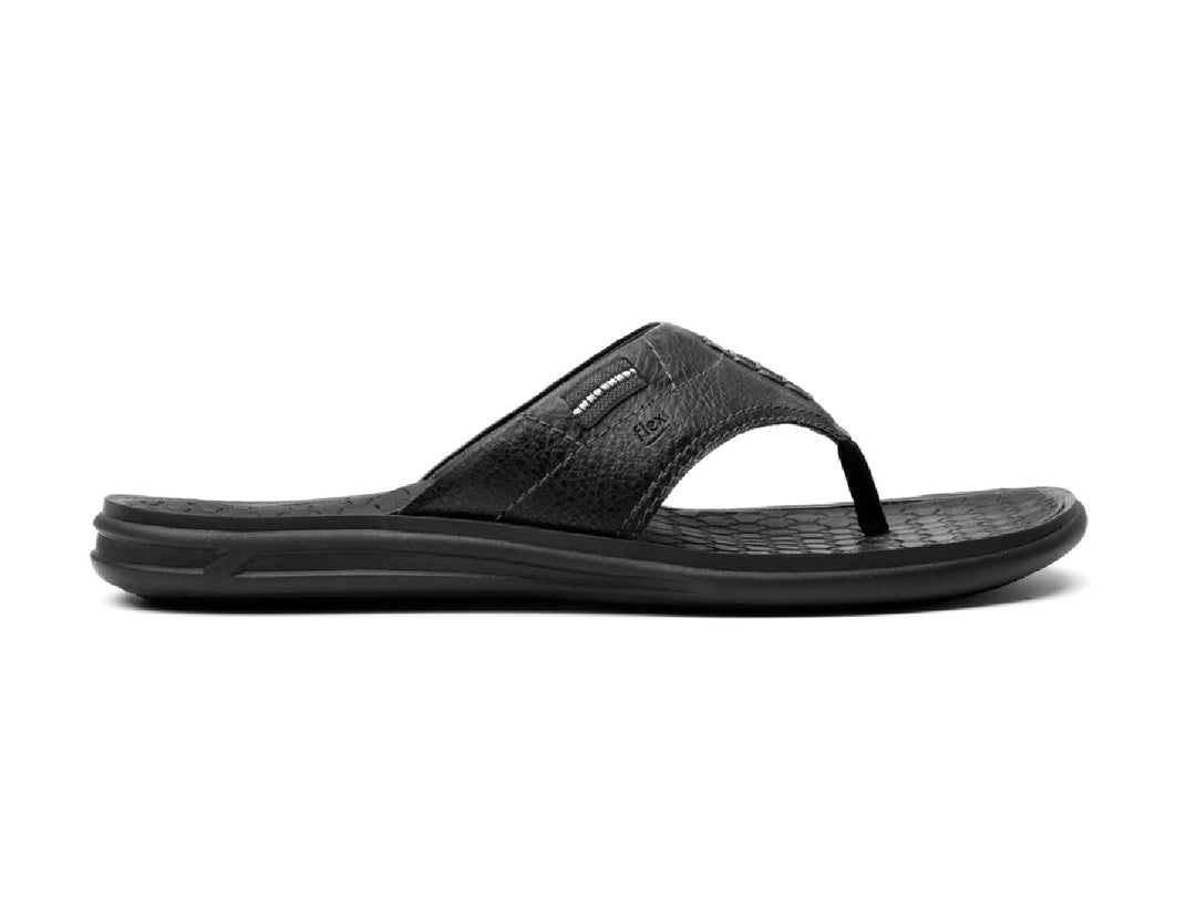 Sandalias Flexi Clifton para hombre en color negro con textura hexagonal en la plantilla.
