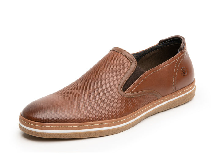Zapato casual Flexi Phuket para hombre en color tan con suela blanca y marrón.