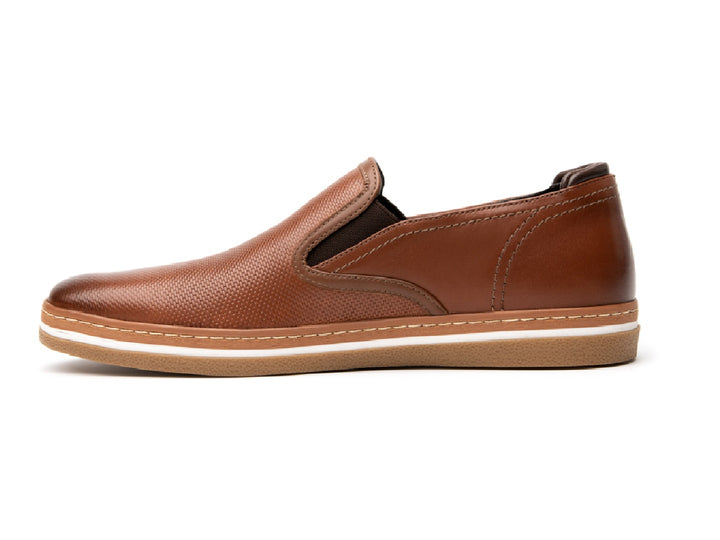 Zapato casual Flexi Phuket para hombre en color tan con suela blanca y marrón.