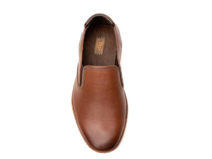 Zapato casual Flexi Phuket para hombre en color tan con suela blanca y marrón.