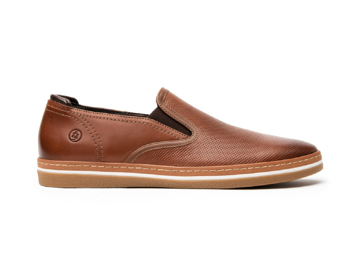 Zapato casual Flexi Phuket para hombre en color tan con suela blanca y marrón.