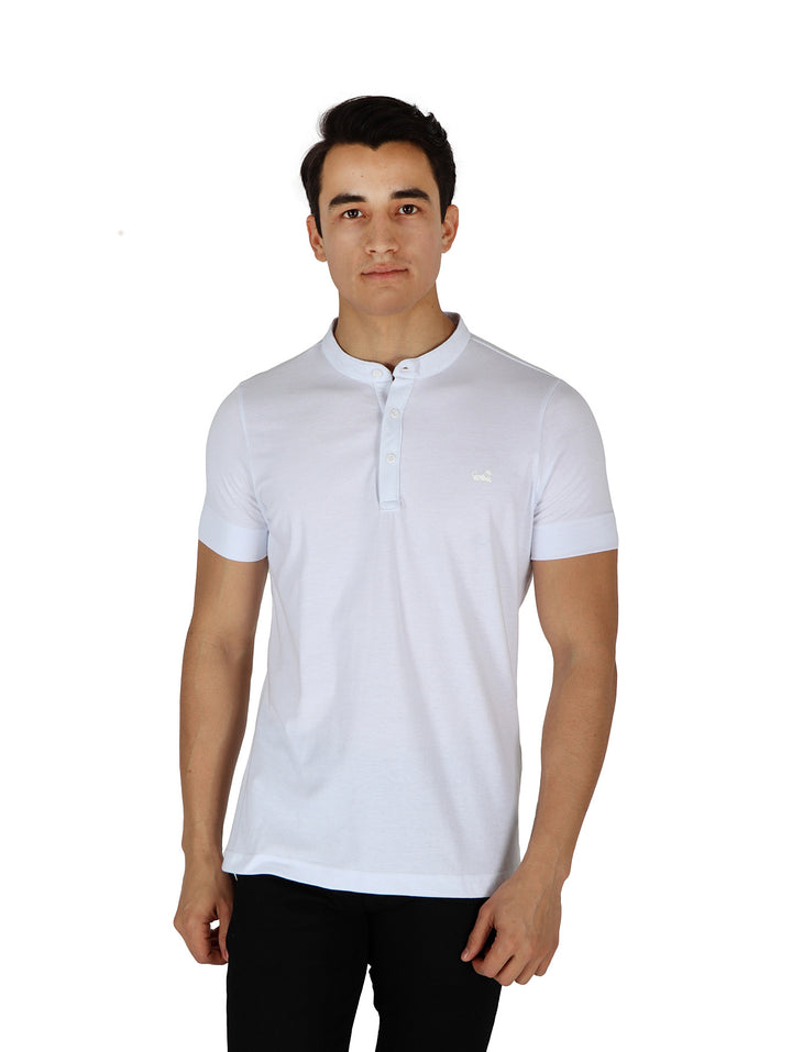 Hombre vistiendo playera blanca de manga corta con cuello tipo henley y botones frontales.