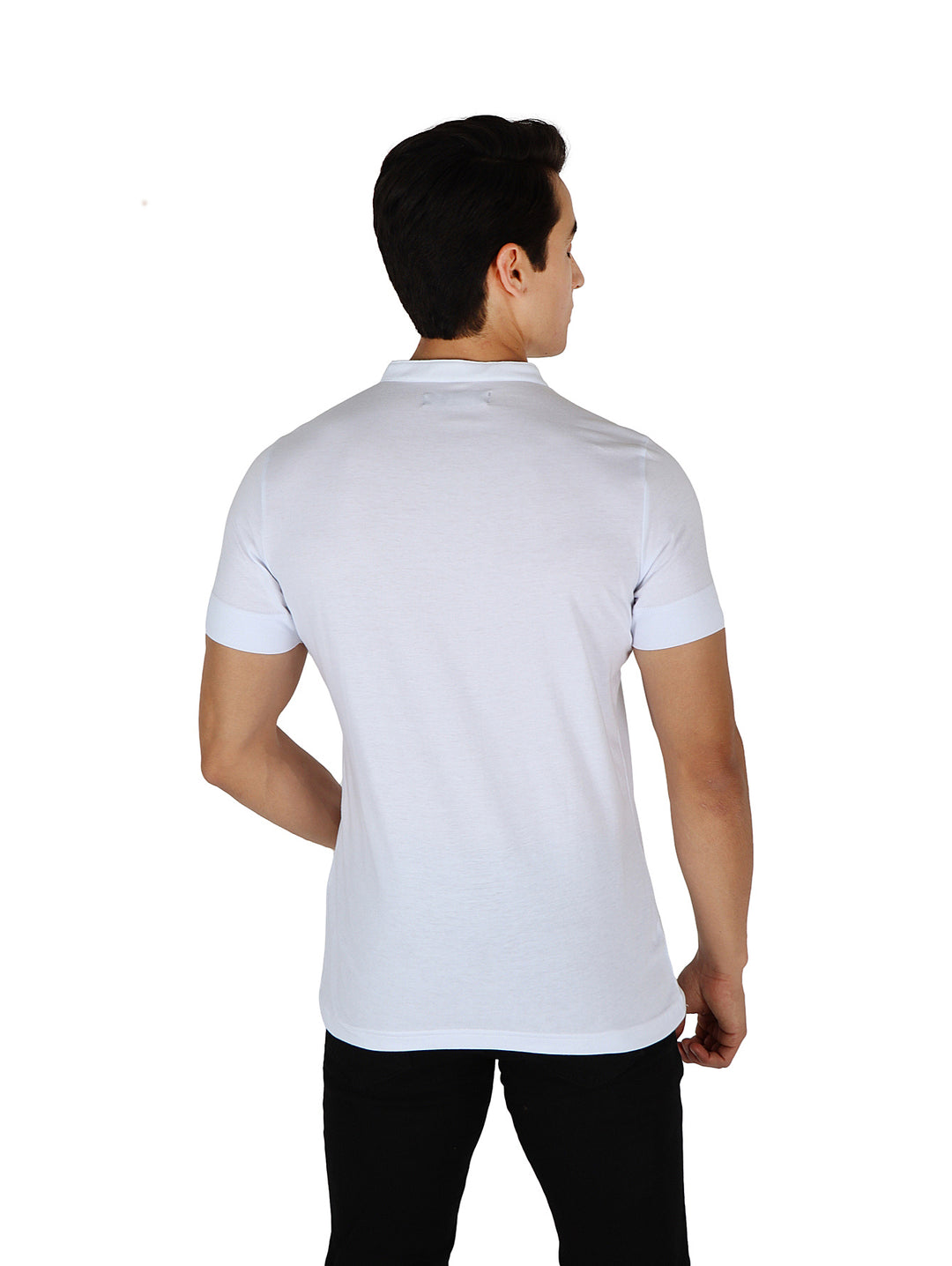 Hombre vistiendo playera blanca de manga corta con cuello tipo henley y botones frontales.