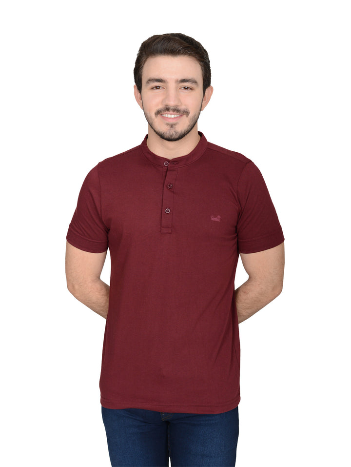 Hombre usando playera color vino de manga corta con cuello tipo henley y botones.