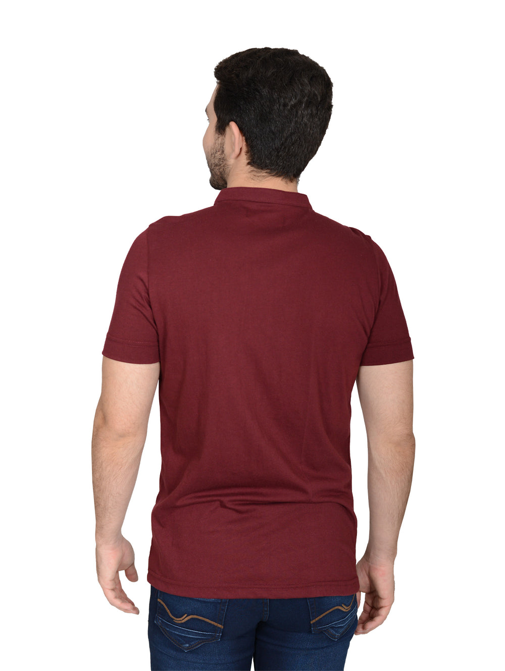 Hombre usando playera color vino de manga corta con cuello tipo henley y botones.