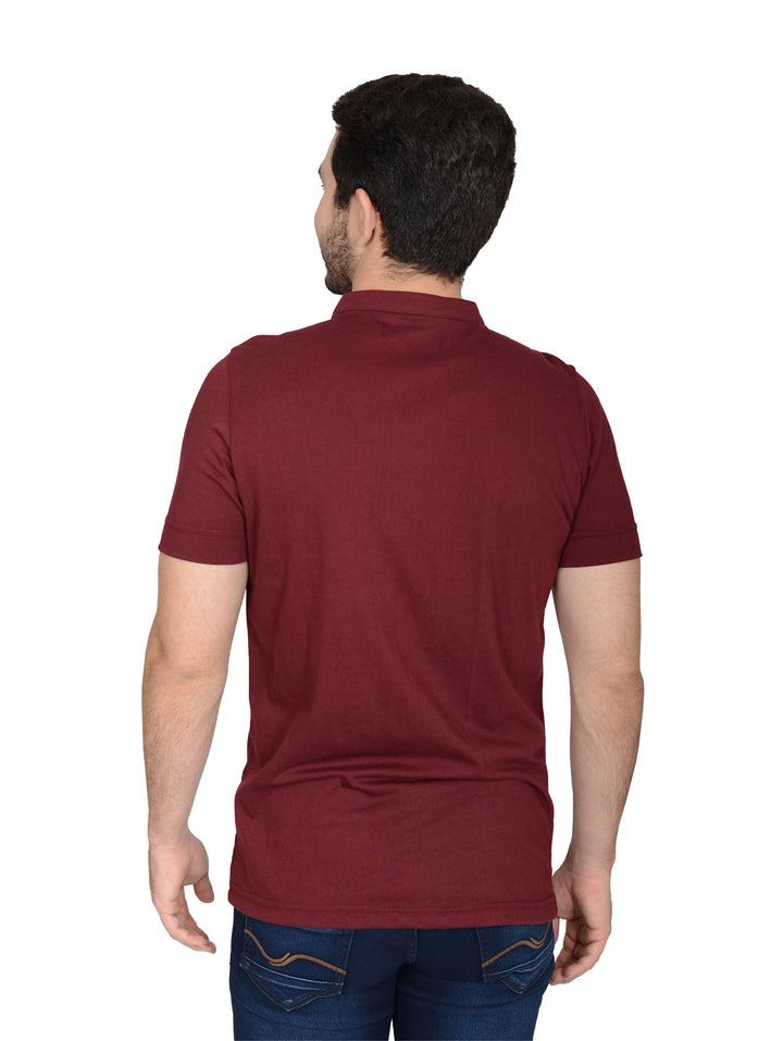 Hombre usando playera color vino de manga corta con cuello tipo henley y botones.