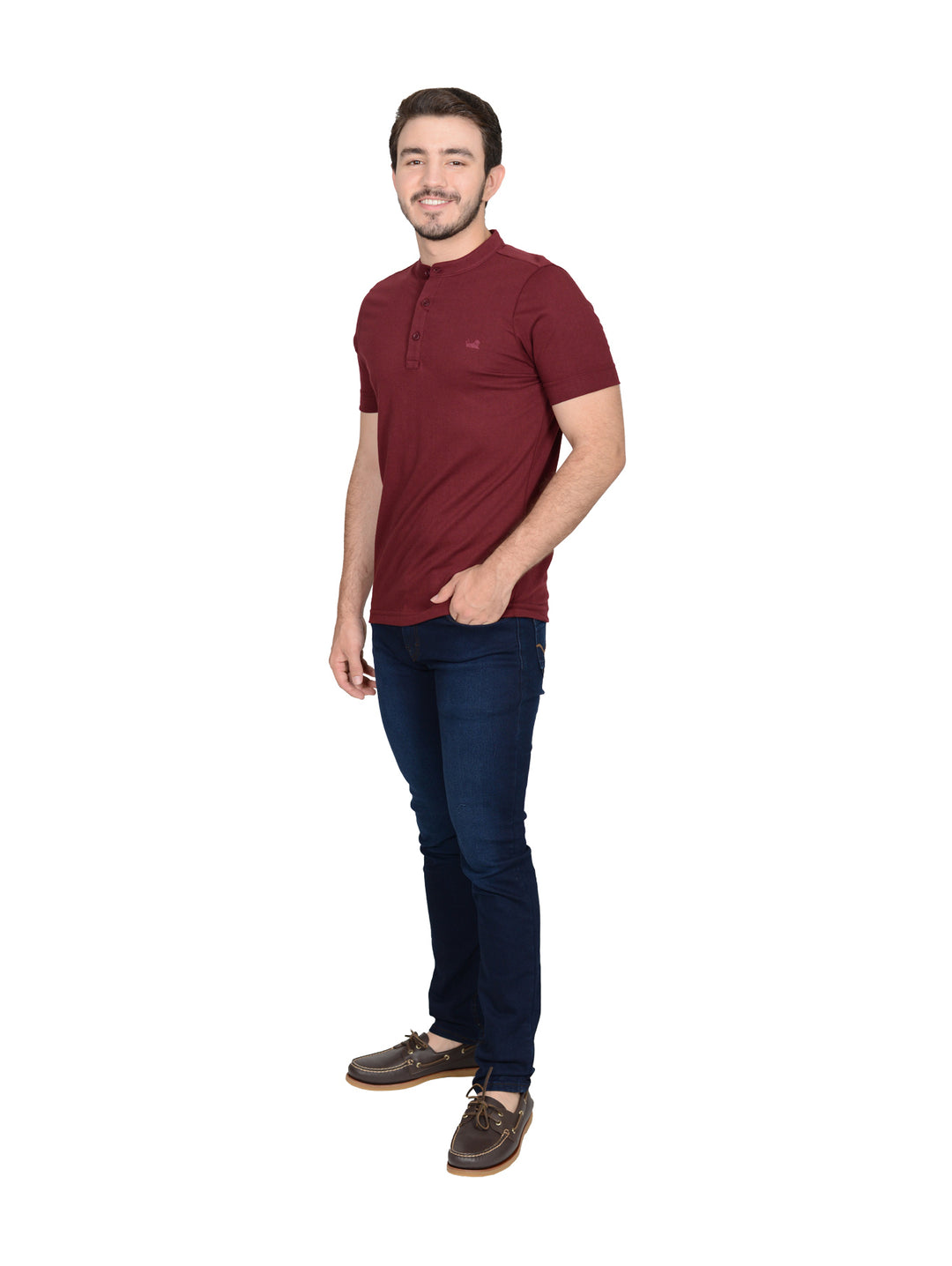 Hombre usando playera color vino de manga corta con cuello tipo henley y botones.