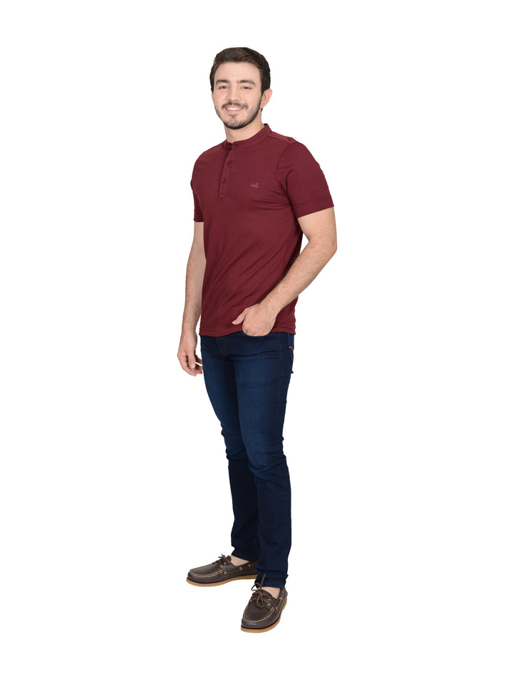 Hombre usando playera color vino de manga corta con cuello tipo henley y botones.