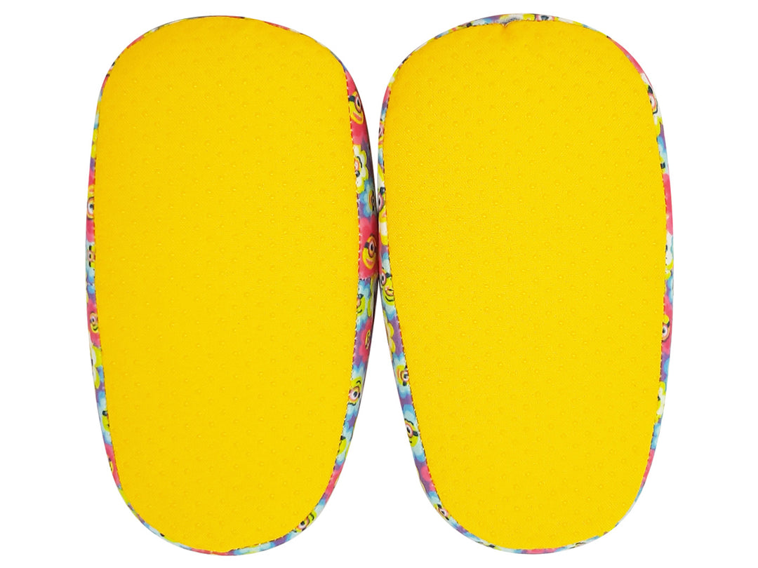 Pantuflas amarillas de Minions para niña con banda de flores coloridas.
