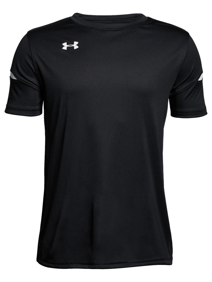 Playera deportiva Under Armour de color negro para niño con detalles blancos en las mangas.