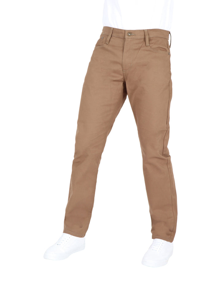 Pantalón color khaki marca Lee para hombre, estilo casual y corte recto.