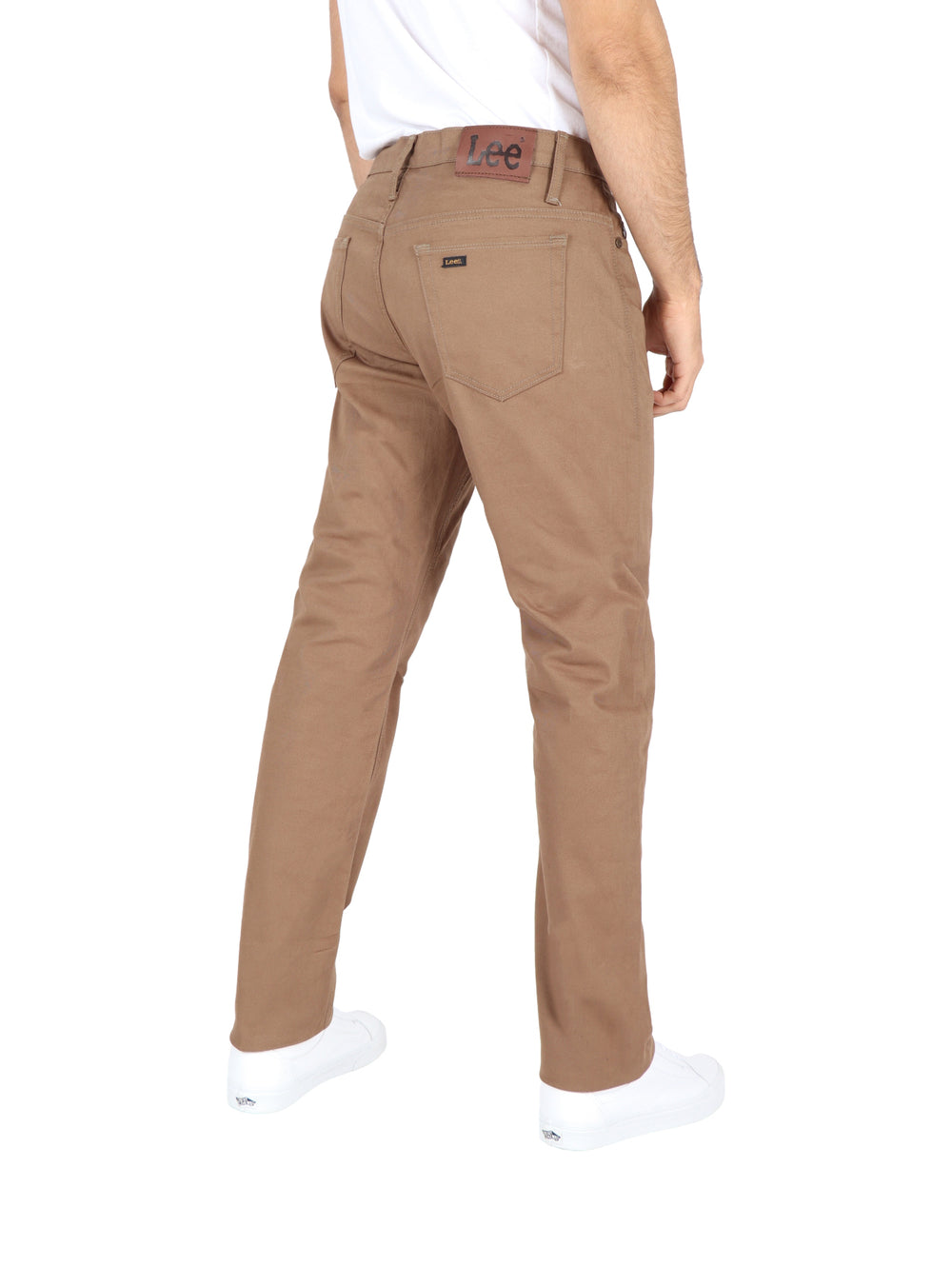 Pantalón color khaki marca Lee para hombre, estilo casual y corte recto.