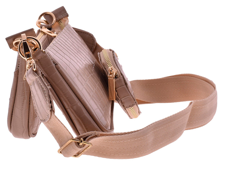 Bolso Ferretina color taupe con textura de cocodrilo, correa ancha y un pequeño monedero circular adjunto.