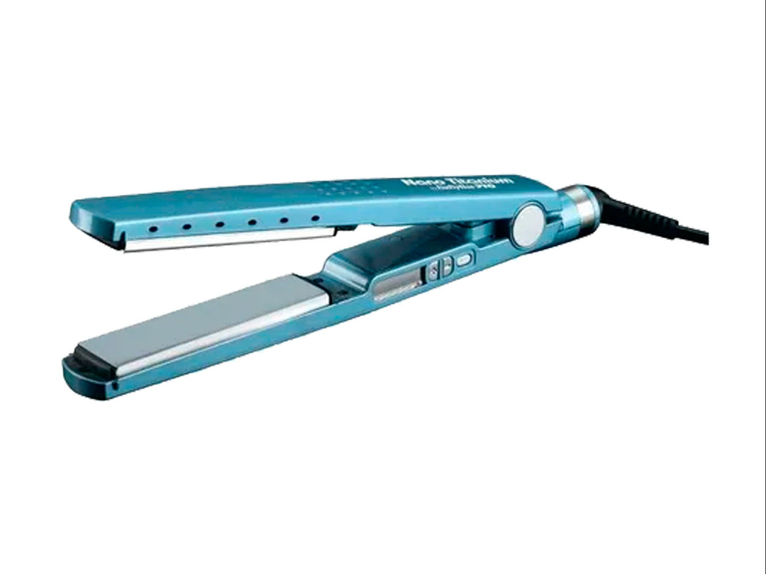Alaciadora iónica digital Babyliss en color azul metálico con placas de nano titanio.