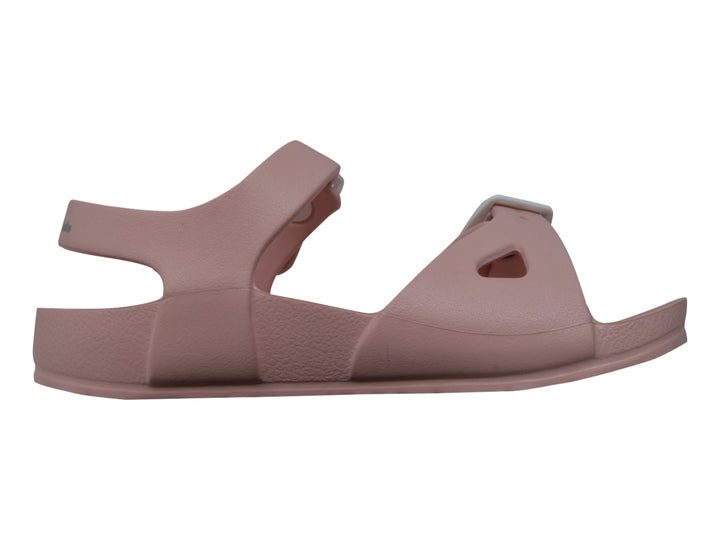 Sandalias para niña color rosa palo con hebillas blancas.