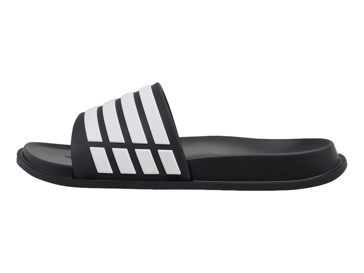 Sandalia tipo slide para hombre en color negro con franjas blancas verticales en la correa.